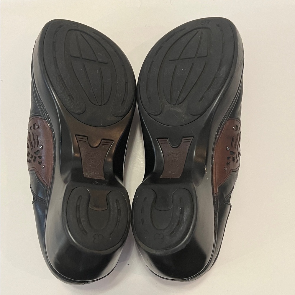 Ariat Tambour leather Women's Black clogs with a brown laser-cut overlay
Sz 8.5 - Picture 8 of 14